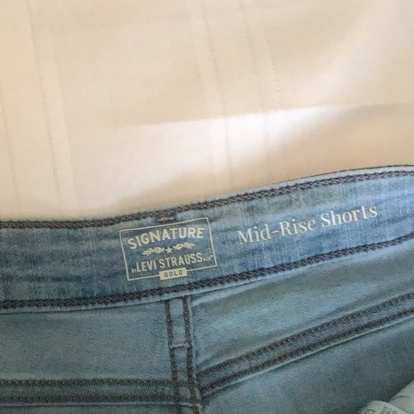Signature Levi Strauss gold mid-rise shorts size 10-W 30 stretch material used - Picture 3 of 6